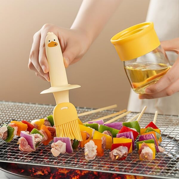 OIL DISPENSER SILICON BRUSH 200ML - Image 4